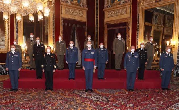 Su Majestad el Rey junto al grupo de Coroneles y Capitanes de Navío
